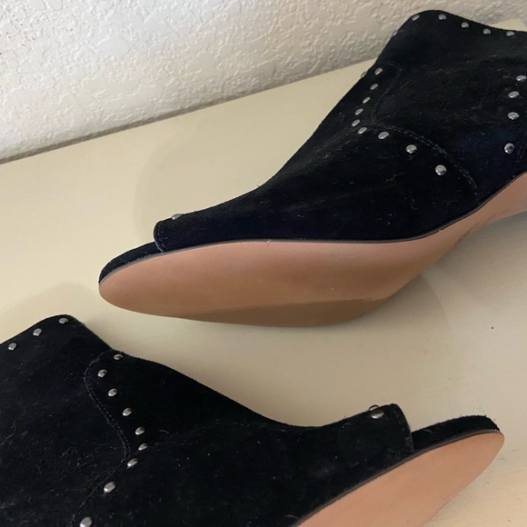 COACH MABELLA Open Toed Heel Black Suede with Studs. Never Worn. Size 8.5 - Picture 6 of 8